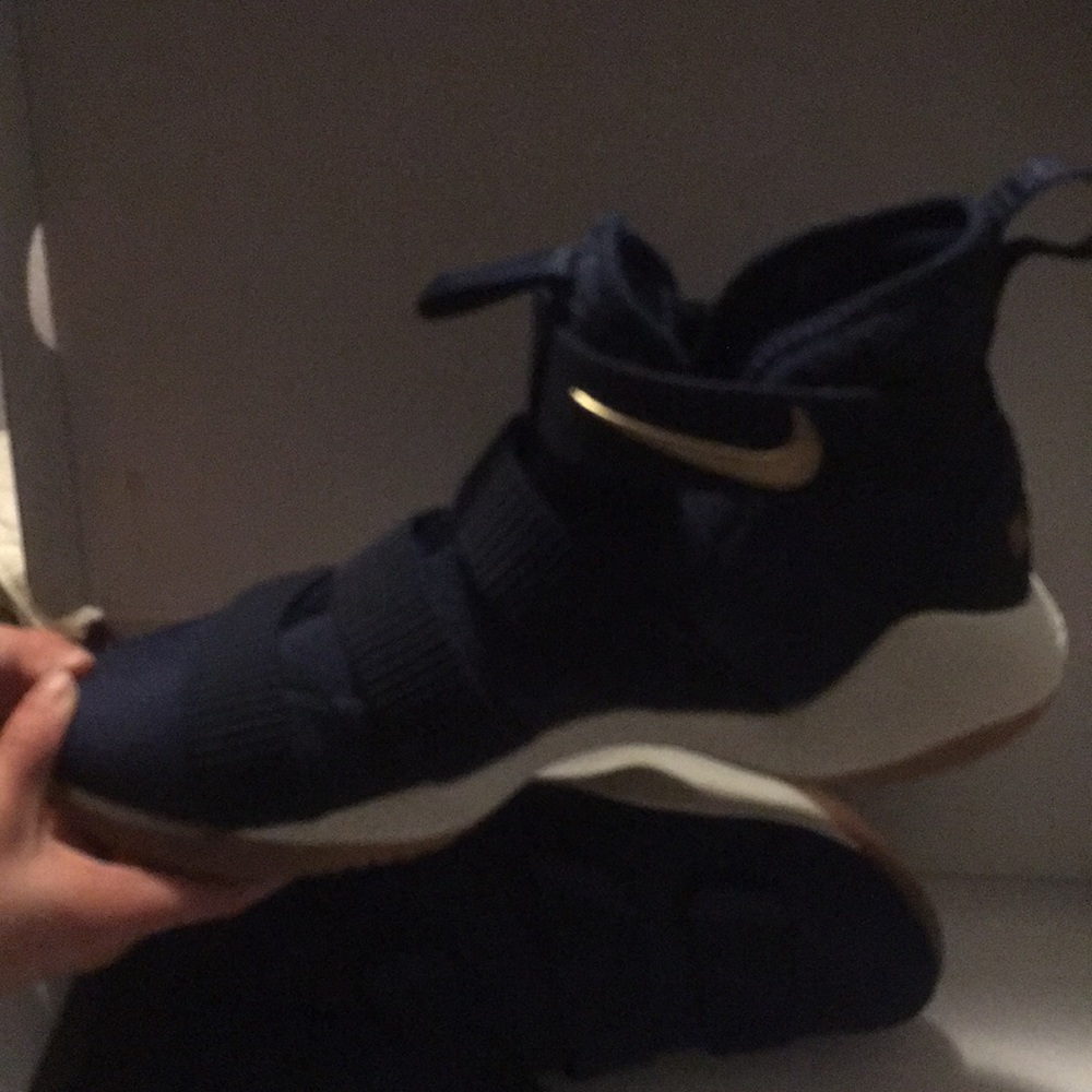 Men’s Nike basketball shoes Lebron Soldier XI